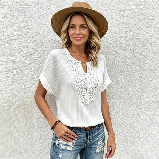 ✨Letní speciální nabídka【S–2XL】 Elegantní letní módní vyšívané tričko s výstřihem do V – vyrobeno z lehkého a měkkého materiálu, prodyšné a příjemné na dotek.