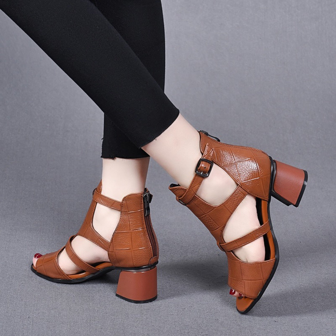 👡 【35-40】 2023 w nowym stylu miękka skóra miękka rybia podeszwa rybie usta wydrążone usta gruby obcas rzymskie sandały-3635030