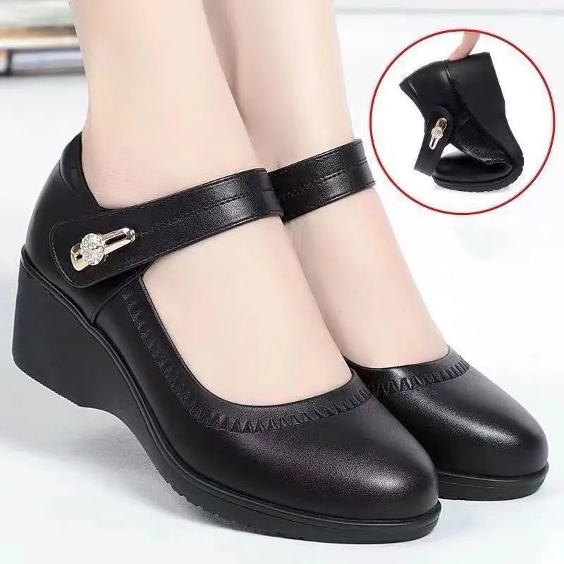 😍 Poslední den 50% sleva【35–41】Dámské kožené boty na klínku s měkkou podrážkou, podpora klenby pro pohodlné nošení. ✅ Platba na dobírku