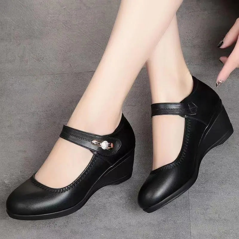 😍 Poslední den 50% sleva【35–41】Dámské kožené boty na klínku s měkkou podrážkou, podpora klenby pro pohodlné nošení. ✅ Platba na dobírku
