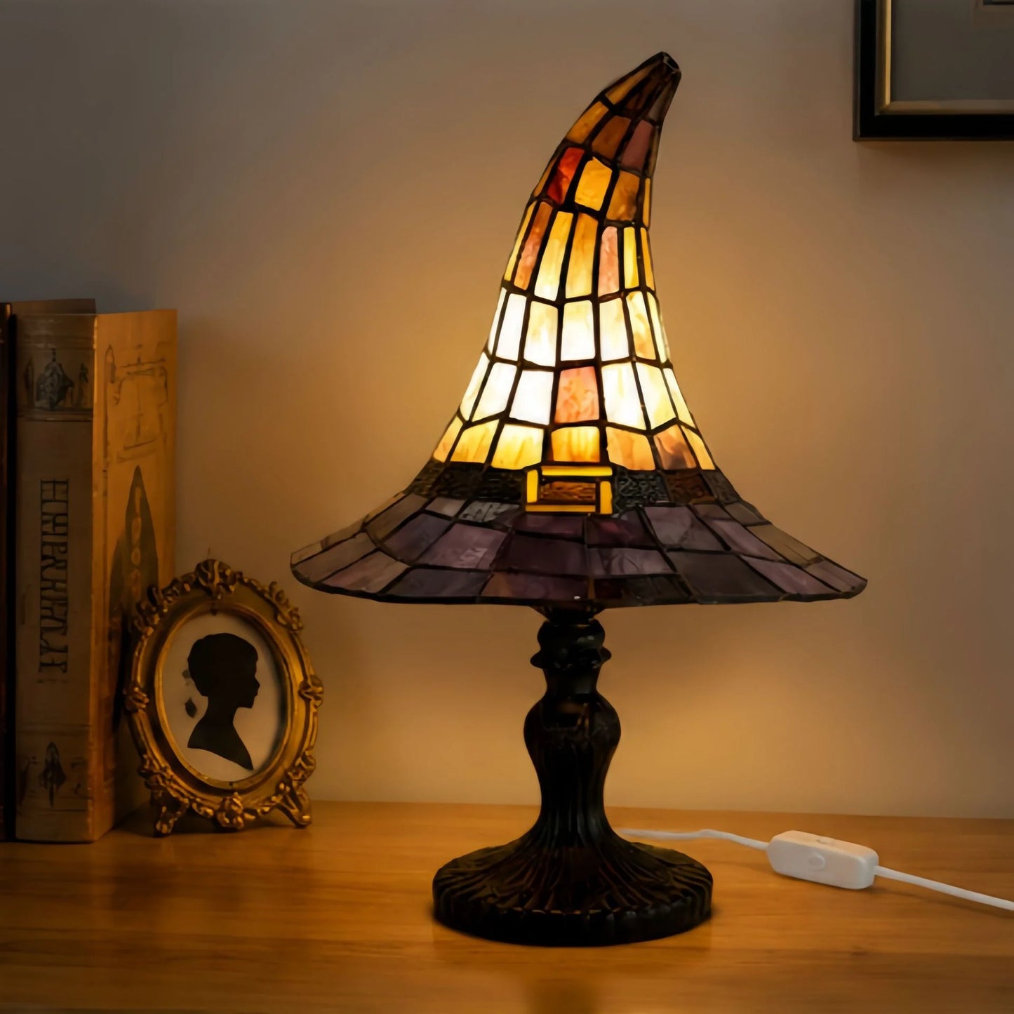 ✨Gotická noční lampa ve tvaru čarodějnického klobouku, retro barevná pryskyřičná dekorace