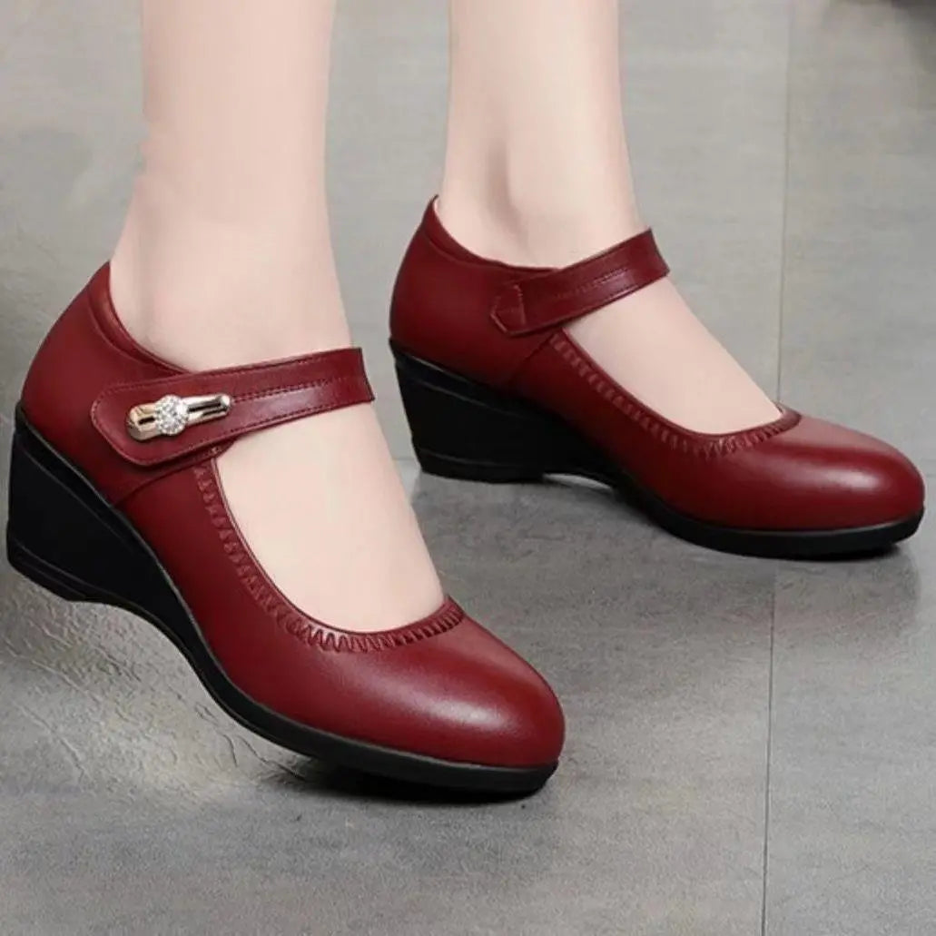 😍 Poslední den 50% sleva【35–41】Dámské kožené boty na klínku s měkkou podrážkou, podpora klenby pro pohodlné nošení. ✅ Platba na dobírku