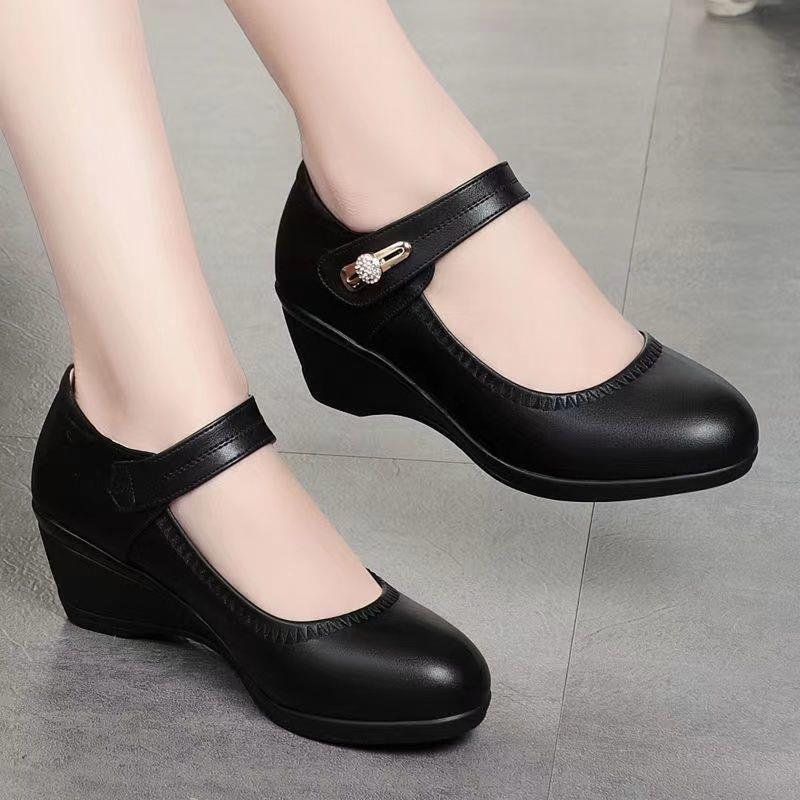 😍 Poslední den 50% sleva【35–41】Dámské kožené boty na klínku s měkkou podrážkou, podpora klenby pro pohodlné nošení. ✅ Platba na dobírku