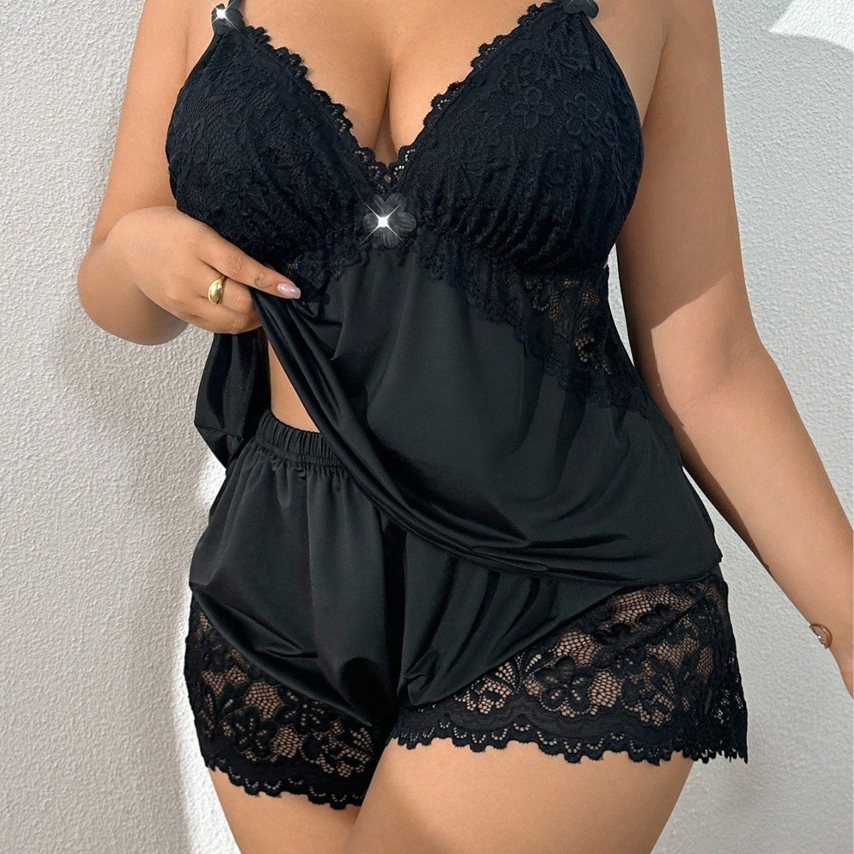 👗 50% kedvezmény 🌸 Hálóruha szett: ujjatlan felső csipke rövidnadrággal, állítható pántokkal és V-nyakkal 🛏️✨